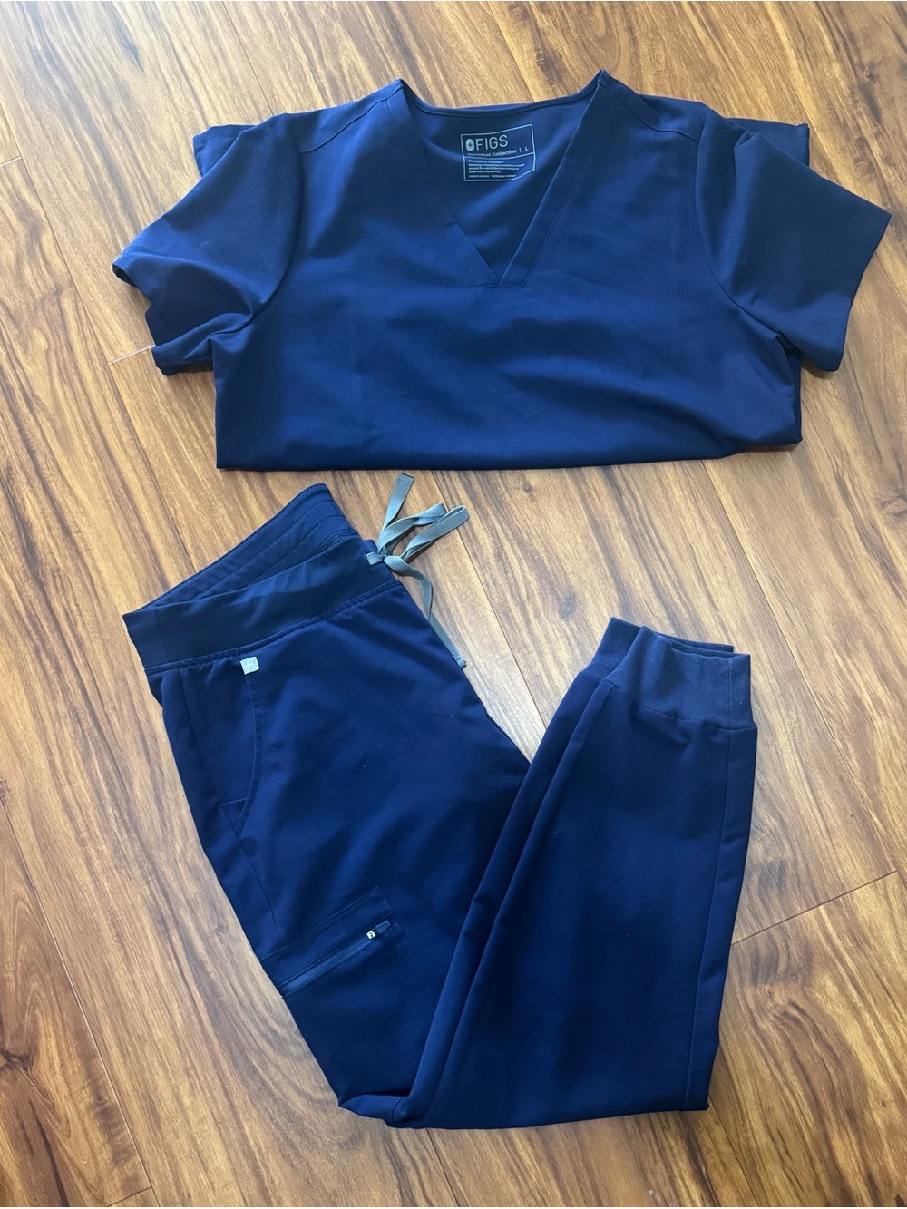 FIGS Women’s Navy Blue Scrub Top and Jogger Set Size Large